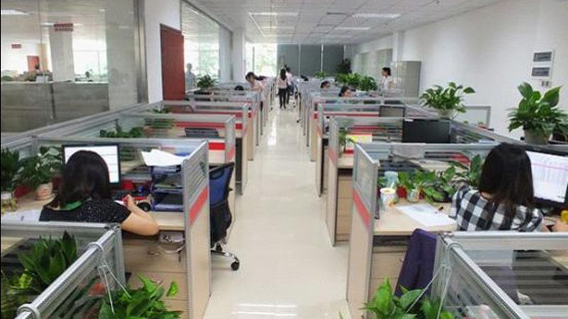 在选择少儿编程平台时，家长可以从以下几个方面进行考量：